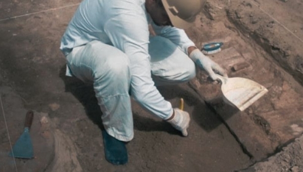PEÇAS HISTÓRICAS DESCOBERTAS EM ESCAVAÇÃO